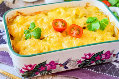 Meat in the oven with potatoes and cheese