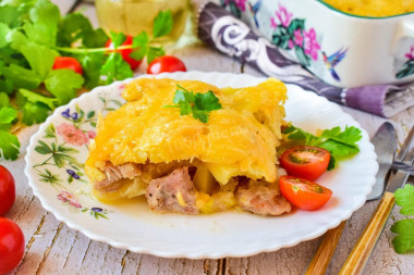 Meat in the oven with potatoes and cheese