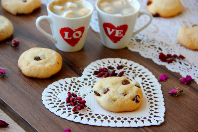 Shortbread crumbly cookies with raisins