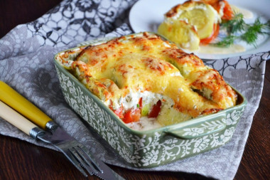 Tomatoes in the oven in sour cream with zucchini