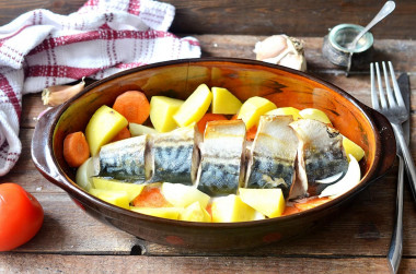 Mackerel with vegetables baked in the oven