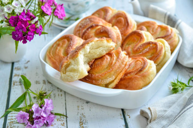 Buns of yeast dough in the oven