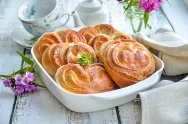 Buns of yeast dough in the oven