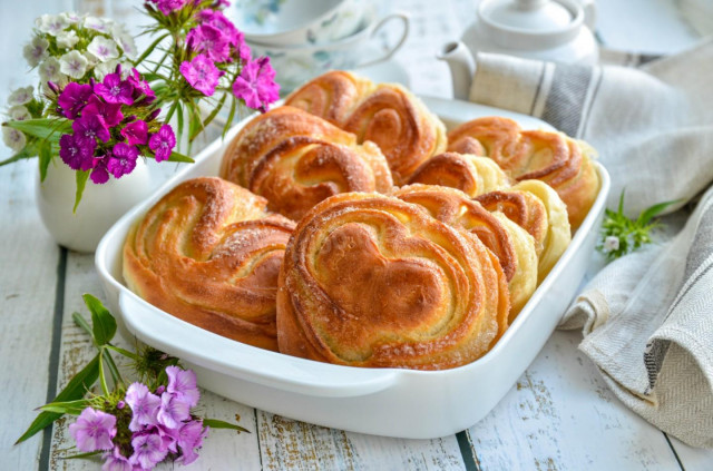 Buns of yeast dough in the oven