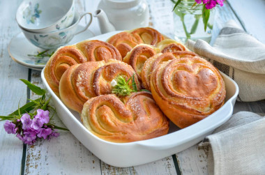 Buns of yeast dough in the oven