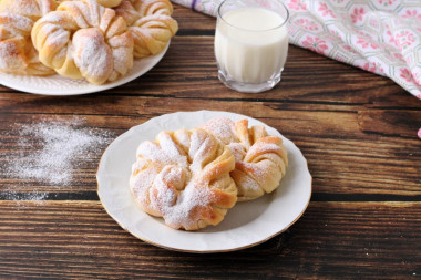 Fluffy sweet rolls in the oven