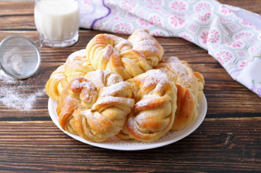 Fluffy sweet rolls in the oven