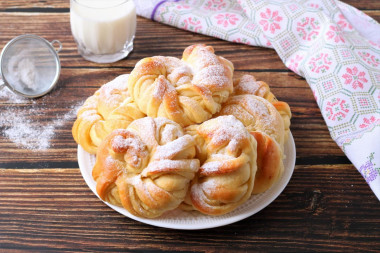 Fluffy sweet rolls in the oven