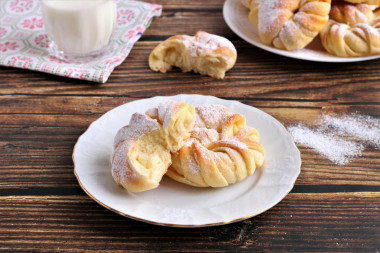 Fluffy sweet rolls in the oven