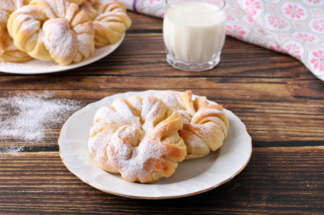 Fluffy sweet rolls in the oven