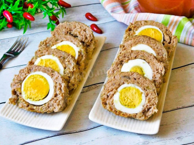 Minced meat loaf with egg in the oven