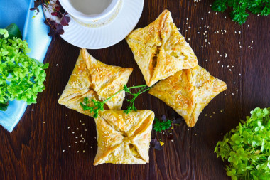 Puff pastry envelopes with cheese