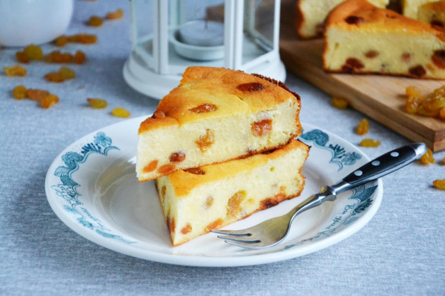 Curd casserole with raisins in the oven is lush