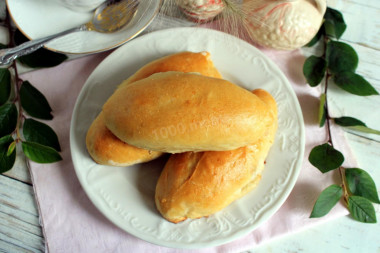 Fluffy yeast pies in the oven