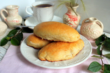 Fluffy yeast pies in the oven