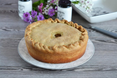 Pie with potatoes and minced meat in the oven