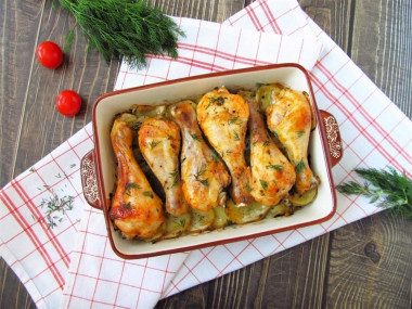 Chicken drumsticks with potatoes in the oven