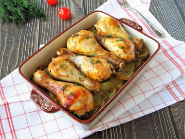 Chicken drumsticks with potatoes in the oven