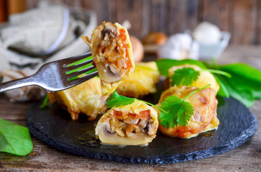 Mushrooms with cheese and tomatoes in the oven