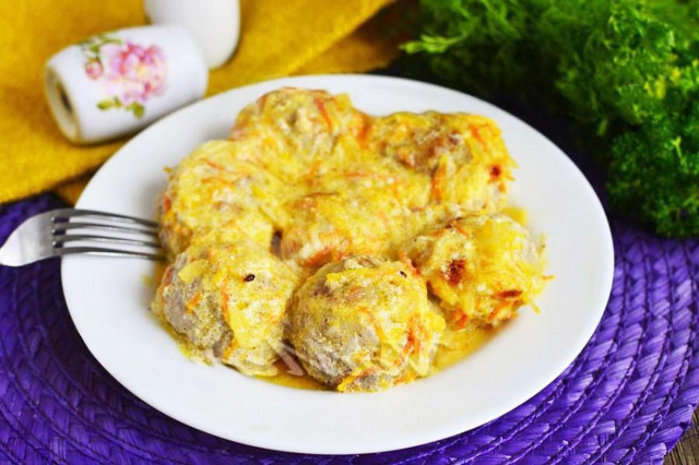 Meatballs in sour cream sauce in the oven