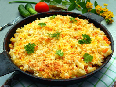 Macaroni with cheese and minced meat in the oven