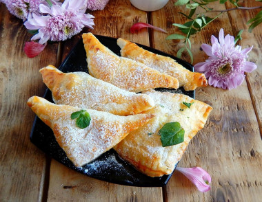 Puff pastry pies in the oven