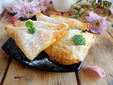 Puff pastry pies in the oven