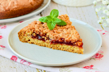 A simple jam pie in the oven