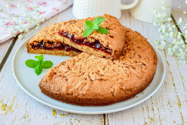 A simple jam pie in the oven