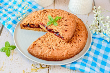 A simple jam pie in the oven