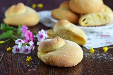 Yeast rolls with custard