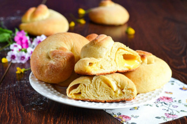 Yeast rolls with custard