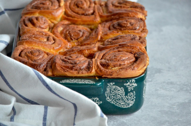 Yeast buns with cinnamon in oven