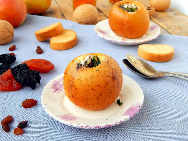 Baked apples with honey in the oven