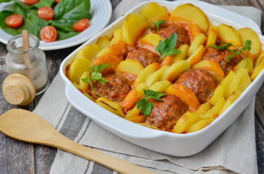 Meatballs with potatoes in the oven