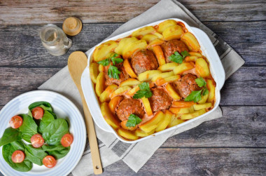 Meatballs with potatoes in the oven