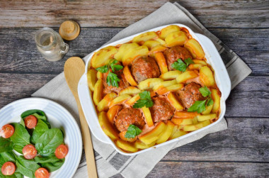 Meatballs with potatoes in the oven