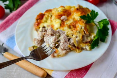 Minced meat in sour cream sauce in the oven