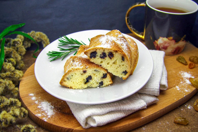 A simple cupcake with raisins in the oven