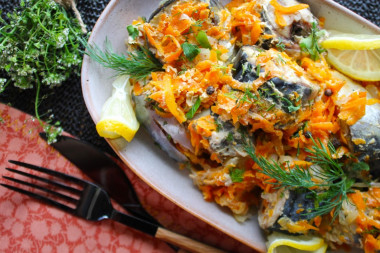 Mackerel in a jar in the oven baked with onions