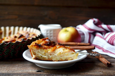 Lean pie with apples in the oven