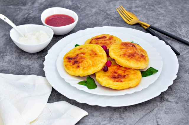 Cottage cheese pancakes in the oven with semolina