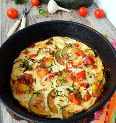 Zucchini with tomatoes and garlic in the oven