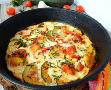 Zucchini with tomatoes and garlic in the oven