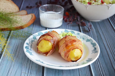 Baked potatoes in bacon in the oven