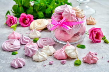 Meringues in the oven