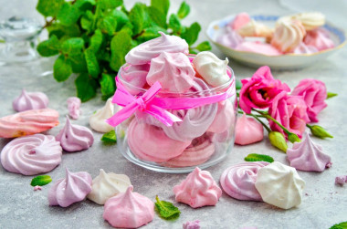 Meringues in the oven