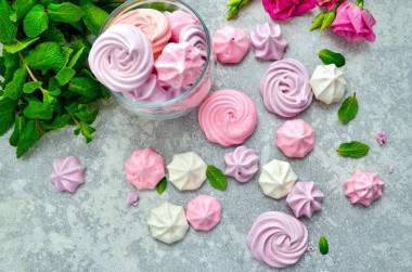 Meringues in the oven