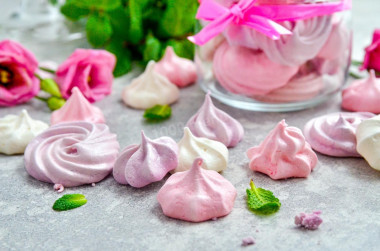 Meringues in the oven