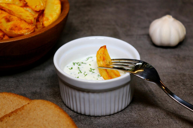 Sour cream garlic sauce